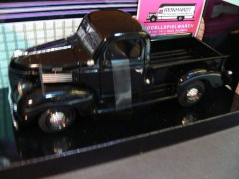 Motormax Premium American - Plymouth Pickup (1941, 1/24 scale diecast model car, Red)